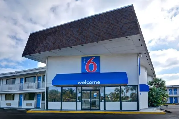 Motel 6 Cocoa Beach - Dış Mekan