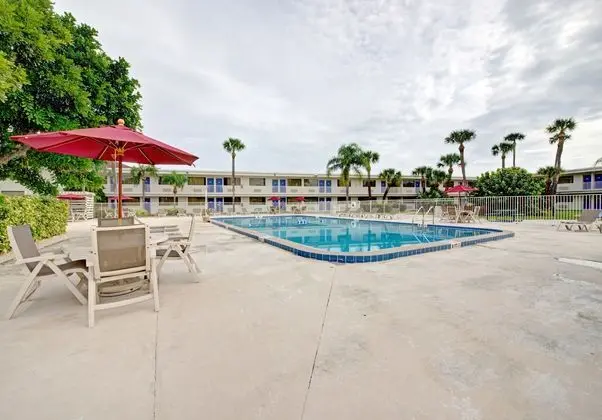 Motel 6 Cocoa Beach - Havuz