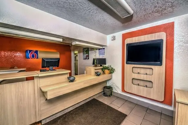 Motel 6 Colorado Springs, CO - Lobi