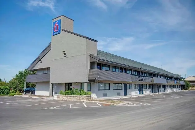 Motel 6 Columbus, OH - OSU North - Dış Mekan