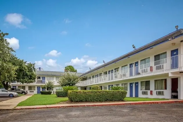 Motel 6 Conroe, TX - Dış Mekan