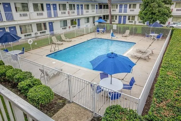 Motel 6 Conroe, TX - Havuz