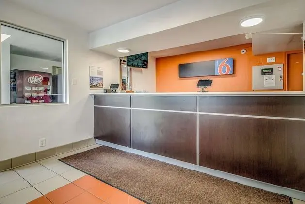 Motel 6 Conroe, TX - Lobi