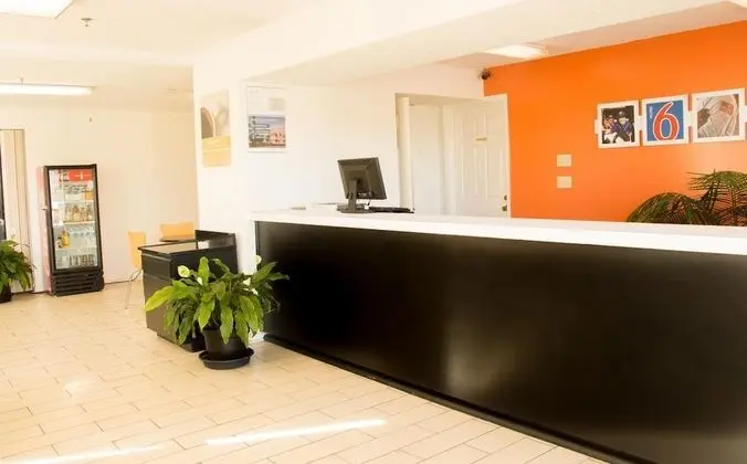 Motel 6 Cookeville, TN - Lobi