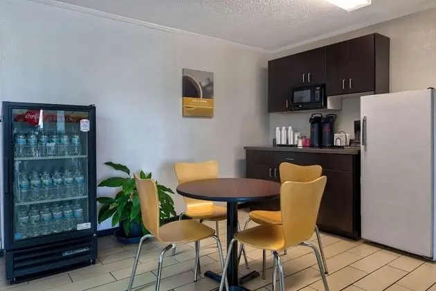 Motel 6 Cookeville, TN - Yerinde Yemek