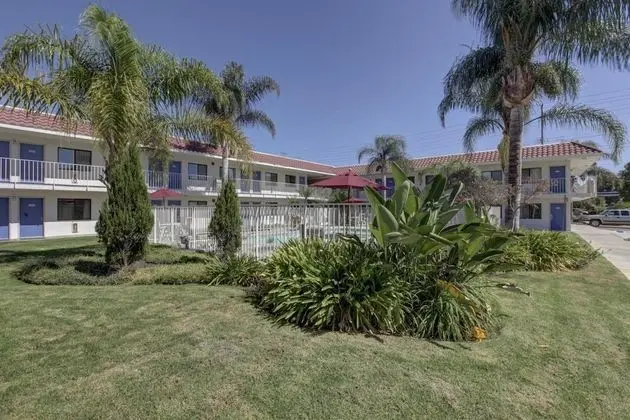 Motel 6 Corona, CA - Dış Mekan