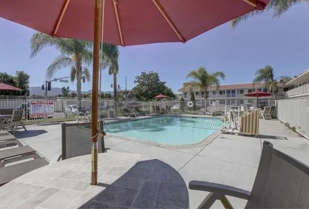 Motel 6 Corona, CA - Havuz