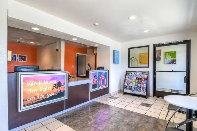Motel 6 Corona, CA - Öne Çıkan Resim