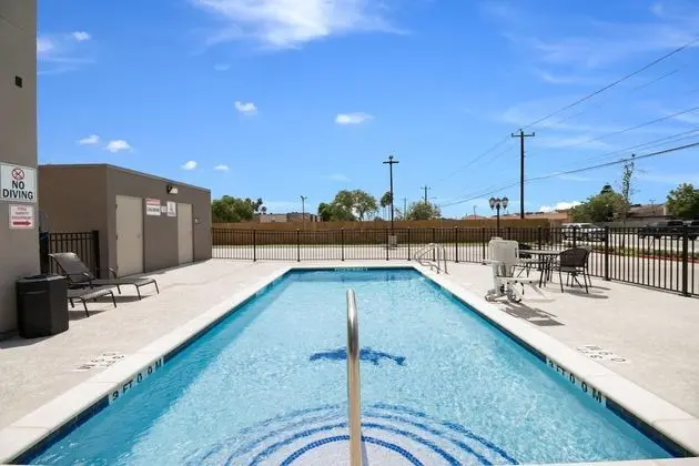 Motel 6 Corpus Christi, TX - Havuz