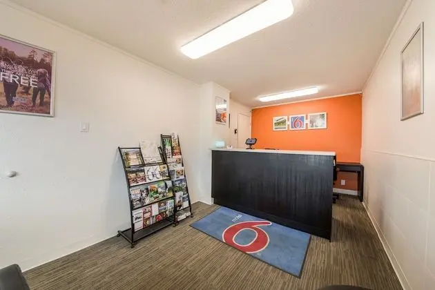 Motel 6 Cranbrook, BC - Lobi