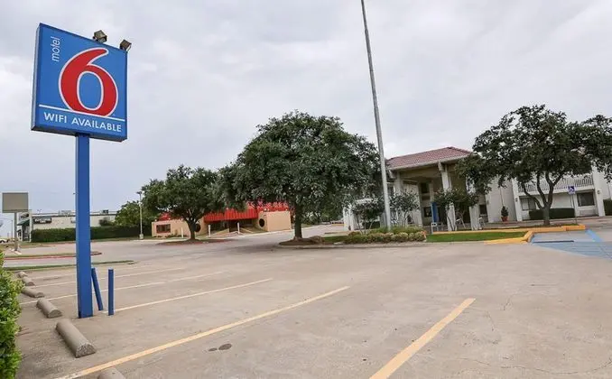 Motel 6-Dallas-Addison - Dış Mekan