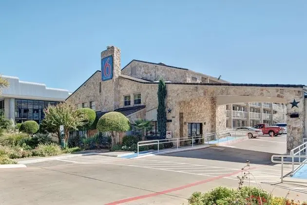 Motel 6 Dallas, TX - Forest Lane - Dış Mekan