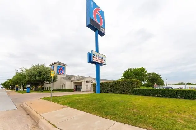 Motel 6 Dallas, TX - Northeast - Dış Mekan