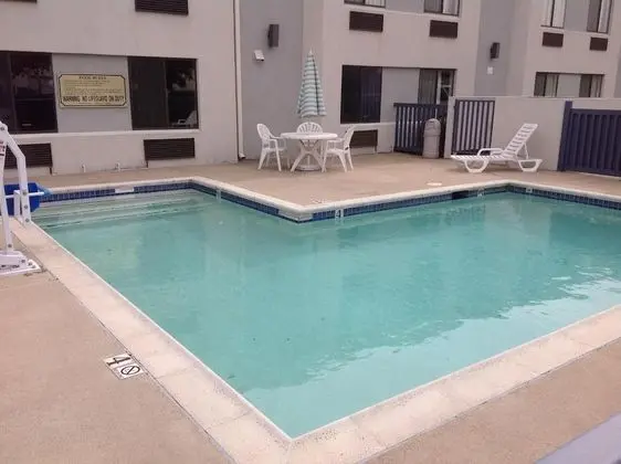 Motel 6 Dallas, TX - Northeast - Havuz