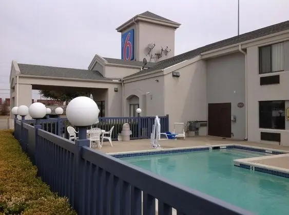 Motel 6 Dallas, TX - Northeast - Havuz