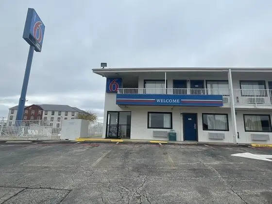 Motel 6 Denton, TX - UNT - Dış Mekan