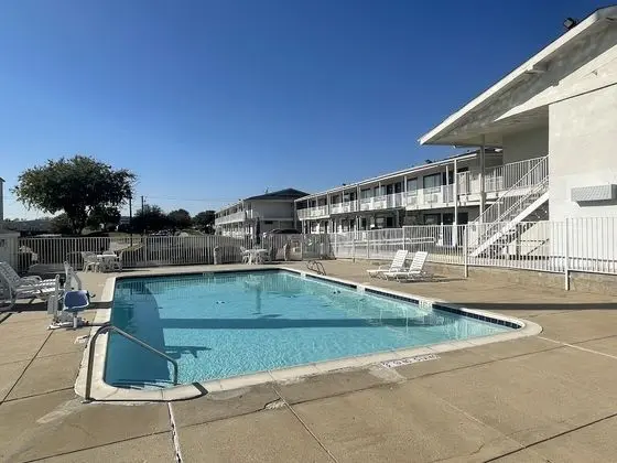 Motel 6 Denton, TX - UNT - Havuz