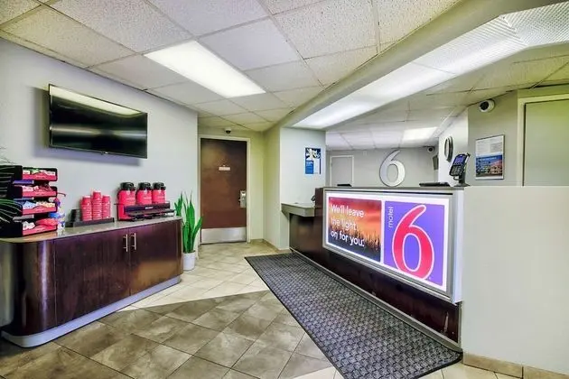 Motel 6 Duluth, MN - Lobi