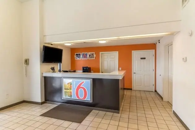 Motel 6 Durham, NC - Lobi