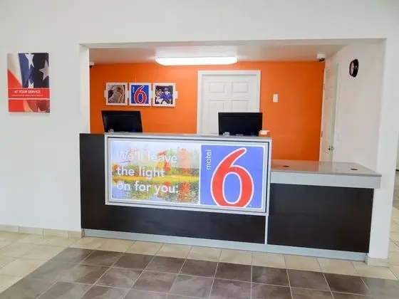 Motel 6 Erie, PA - Lobi