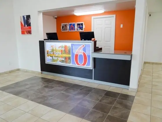 Motel 6 Erie, PA - Lobi