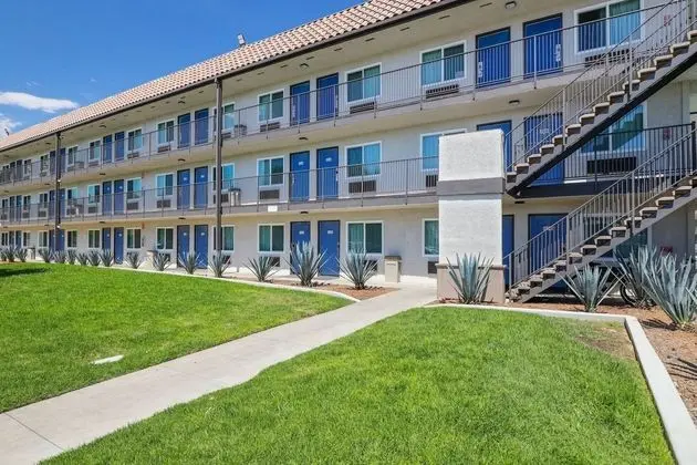 Motel 6 Escondido, CA - Dış Mekan