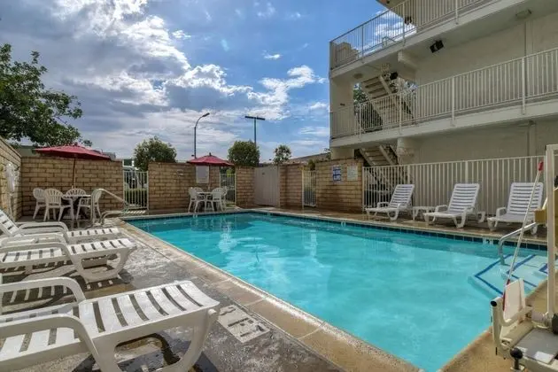 Motel 6 Escondido, CA - Havuz