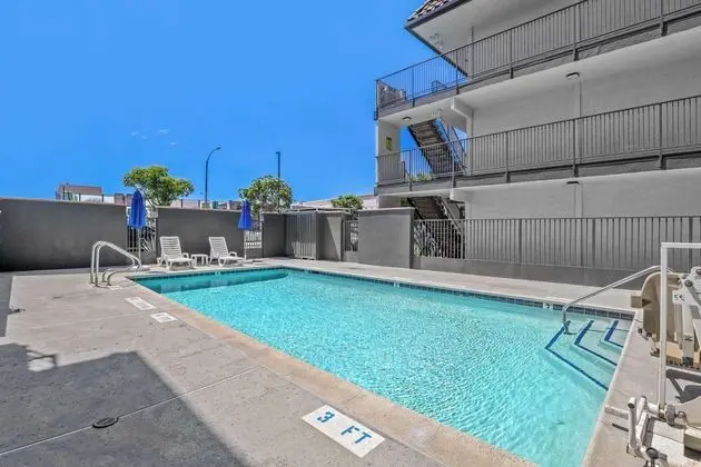 Motel 6 Escondido, CA - Havuz