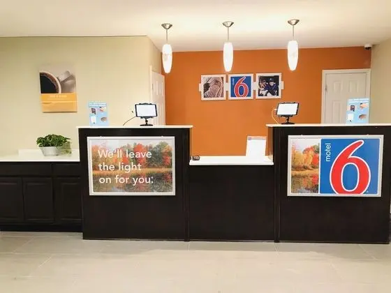 Motel 6 Falls Church, VA - Arlington Boulevard - Lobi