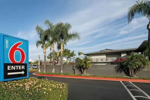 Motel 6 Fontana, CA - Dış Mekan