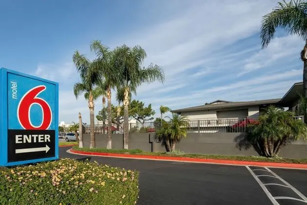 Motel 6 Fontana, CA - Dış Mekan