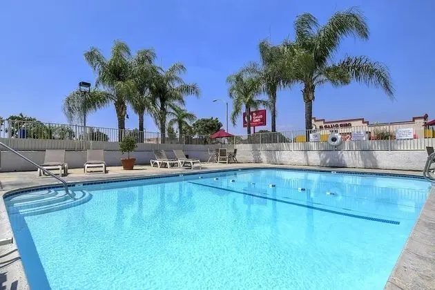 Motel 6 Fontana, CA - Havuz