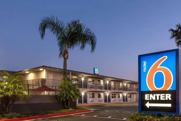 Motel 6 Fontana, CA - Öne Çıkan Resim