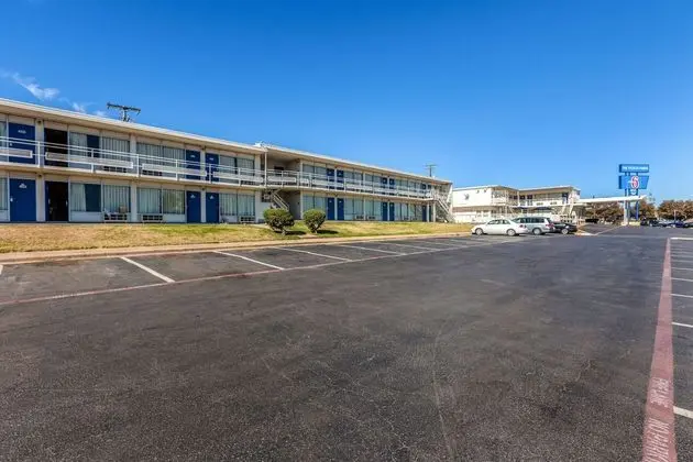 Motel 6 Fort Worth, TX - Stockyards - Dış Mekan