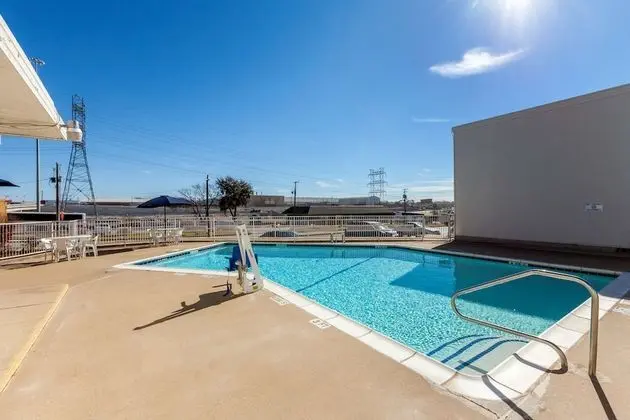 Motel 6 Fort Worth, TX - Stockyards - Havuz