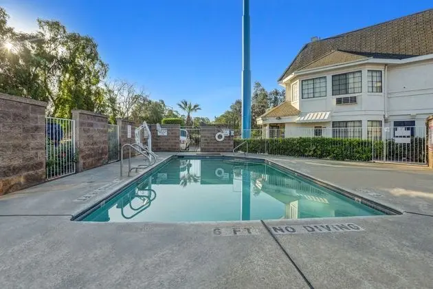 Motel 6 Fresno - Belmont Ave - Havuz