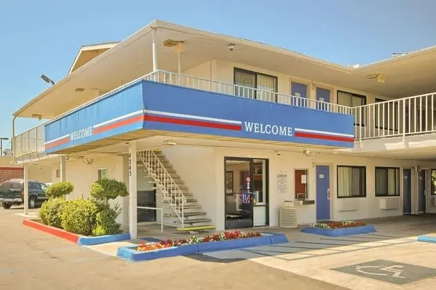 Motel 6 Fresno, CA - Blackstone North - Dış Mekan