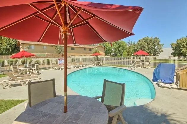Motel 6 Fresno, CA - Blackstone North - Havuz