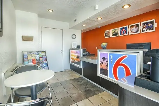 Motel 6 Fresno, CA - Blackstone North - Lobi
