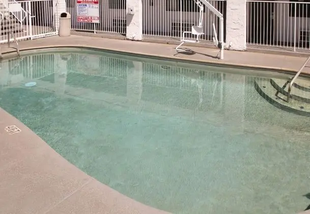 Motel 6 Fresno, CA - Havuz