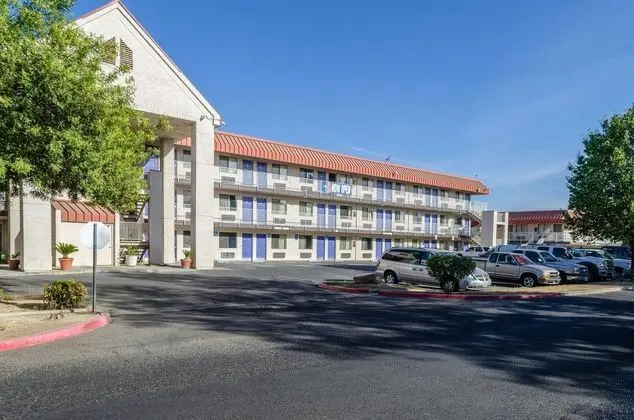 Motel 6 Fresno - Dış Mekan