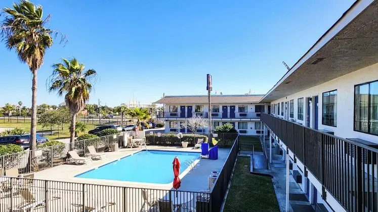 Motel 6 Galveston, TX - Havuz
