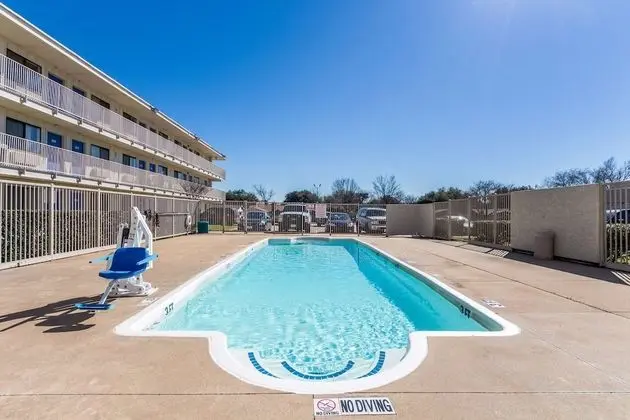 Motel 6 Garland, TX - Dallas - Havuz