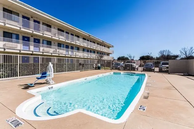 Motel 6 Garland, TX - Dallas - Havuz