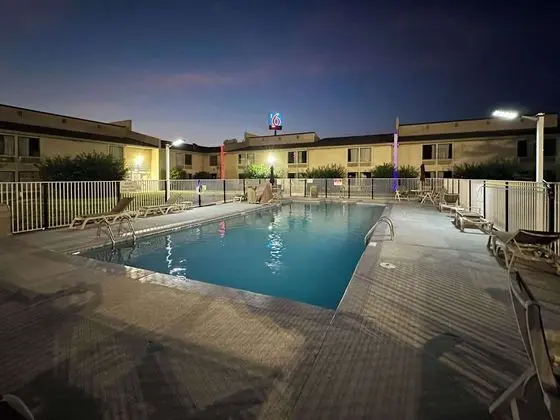 Motel 6 Greensboro, NC - Airport - Havuz