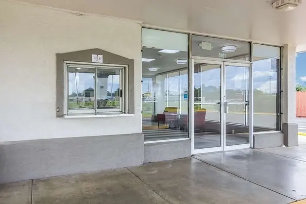 Motel 6 Groves, TX - Dış Mekan