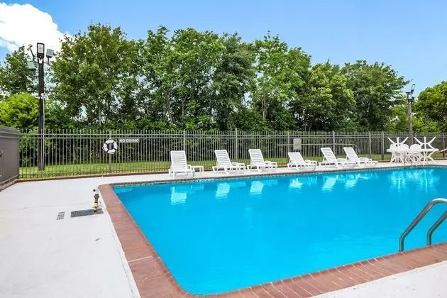 Motel 6 Groves, TX - Havuz