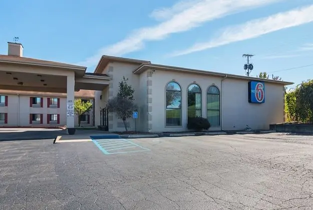Motel 6 Hannibal, MO - Dış Mekan