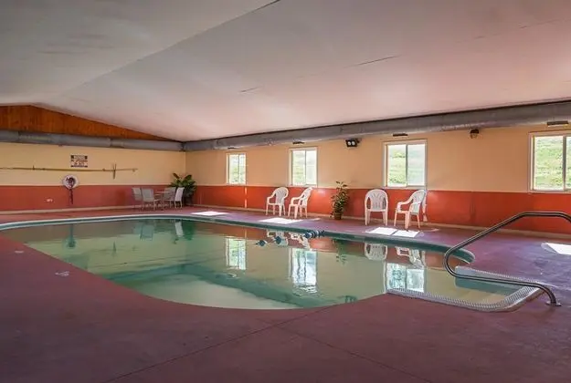 Motel 6 Hannibal, MO - Havuz