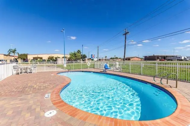 Motel 6 Harlingen, TX - Havuz